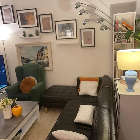 10e Apartment *